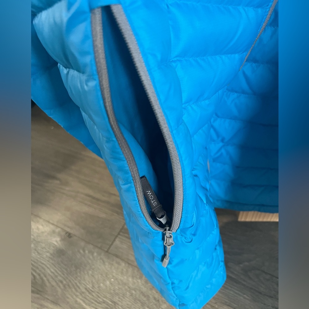Mountain Hardwear Down Puffer - Men’s Medium - Powder Blue - Like New Condition - Picture 9 of 13